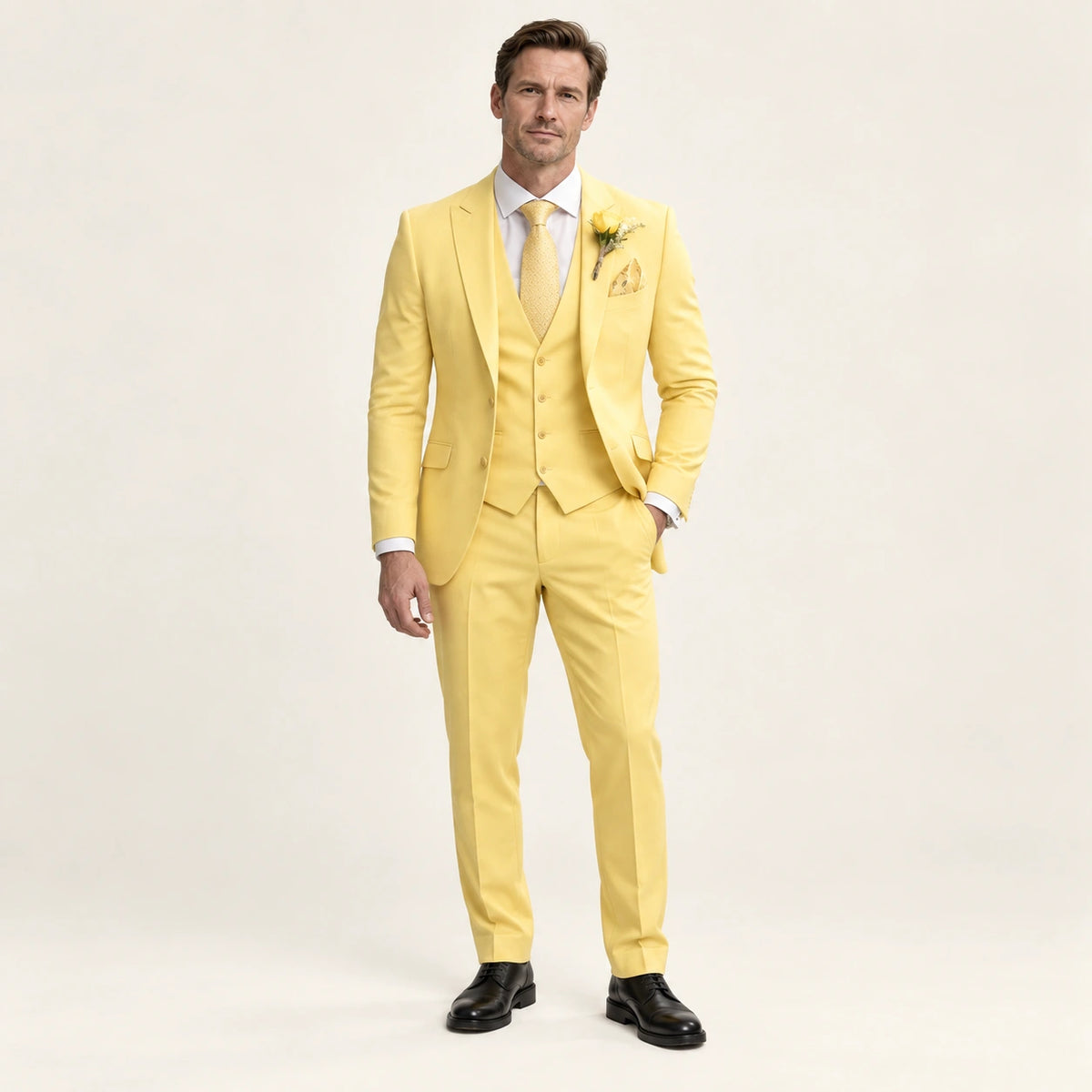 Costume trois pièces coupe moderne Jaune — vue face, mannequin ivaree-model-diversite-05, studio IVAREE