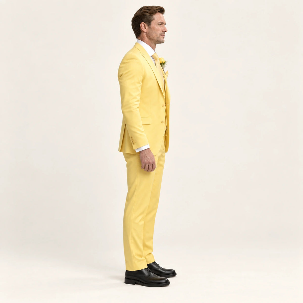 Costume trois pièces coupe moderne Jaune — vue profil, mannequin ivaree-model-diversite-05, studio IVAREE