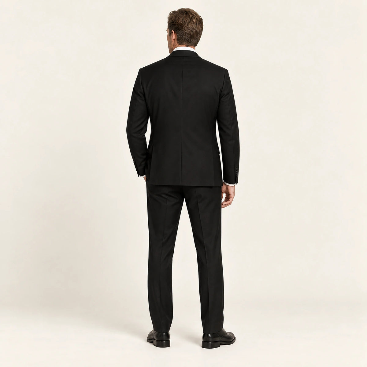 Costume trois pièces coupe moderne Noir — vue dos, mannequin ivaree-model-diversite-05, studio IVAREE