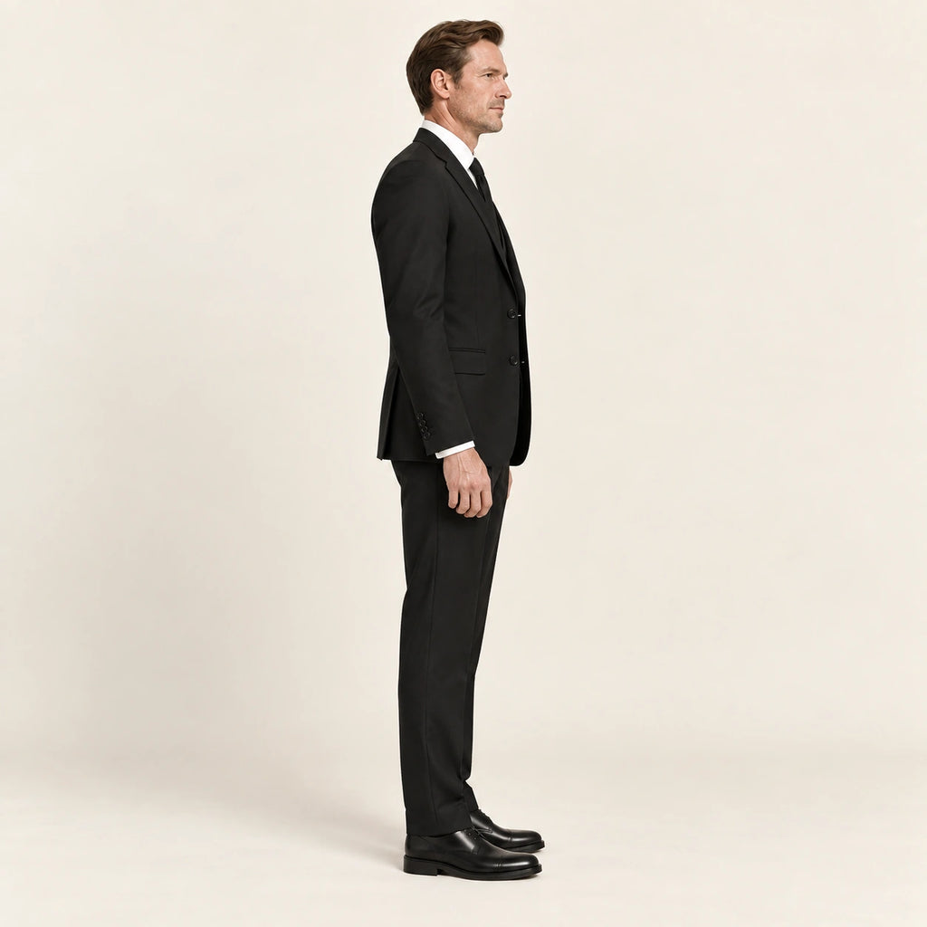 Costume trois pièces coupe moderne Noir — vue profil, mannequin ivaree-model-diversite-05, studio IVAREE