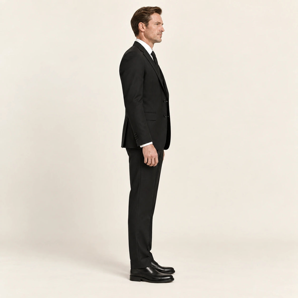 Costume trois pièces coupe moderne Noir — vue profil, mannequin ivaree-model-diversite-05, studio IVAREE