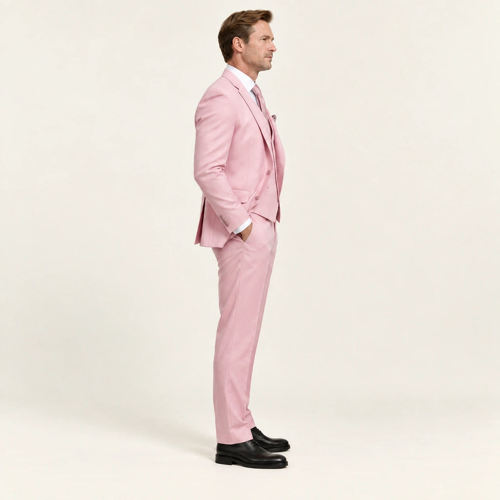 Costume trois pièces coupe moderne Rose — vue profil, mannequin ivaree-model-diversite-05, studio IVAREE