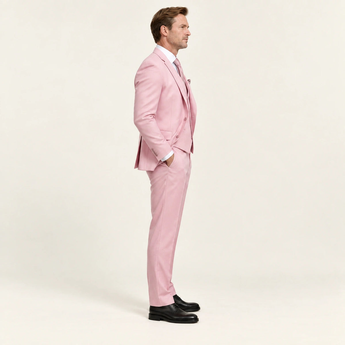 Costume trois pièces coupe moderne Rose — vue profil, mannequin ivaree-model-diversite-05, studio IVAREE