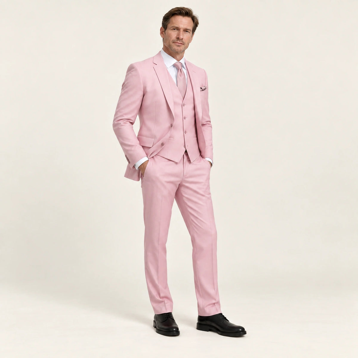 Costume trois pièces coupe moderne Rose — vue trois-quarts, mannequin ivaree-model-diversite-05, studio IVAREE