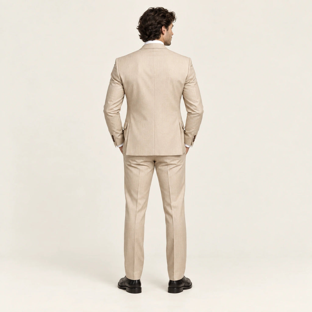 Costume trois pièces classique Beige — vue dos, mannequin ivaree-model-diversite-04, studio IVAREE