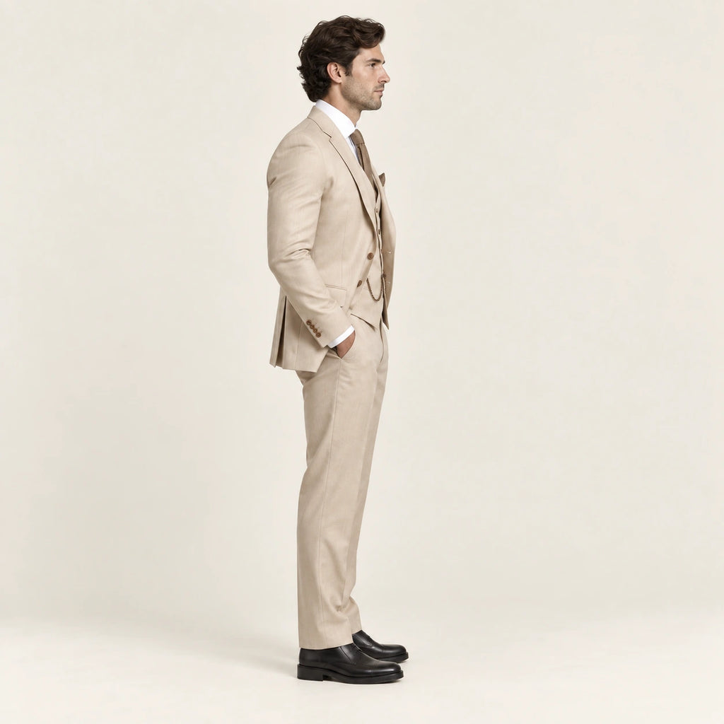 Costume trois pièces classique Beige — vue profil, mannequin ivaree-model-diversite-04, studio IVAREE