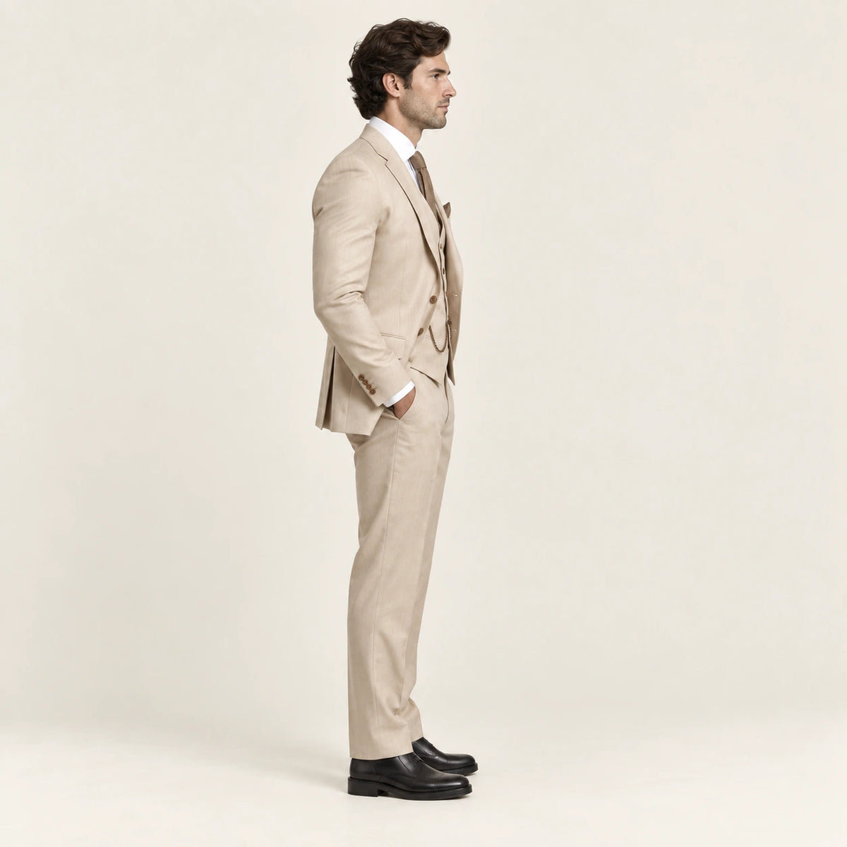 Costume trois pièces classique Beige — vue profil, mannequin ivaree-model-diversite-04, studio IVAREE