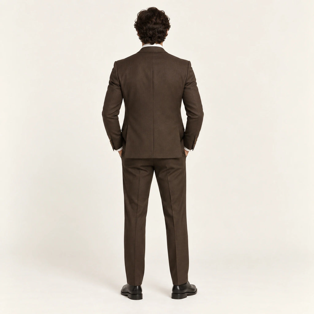 Costume trois pièces classique Marron — vue dos, mannequin ivaree-model-diversite-04, studio IVAREE