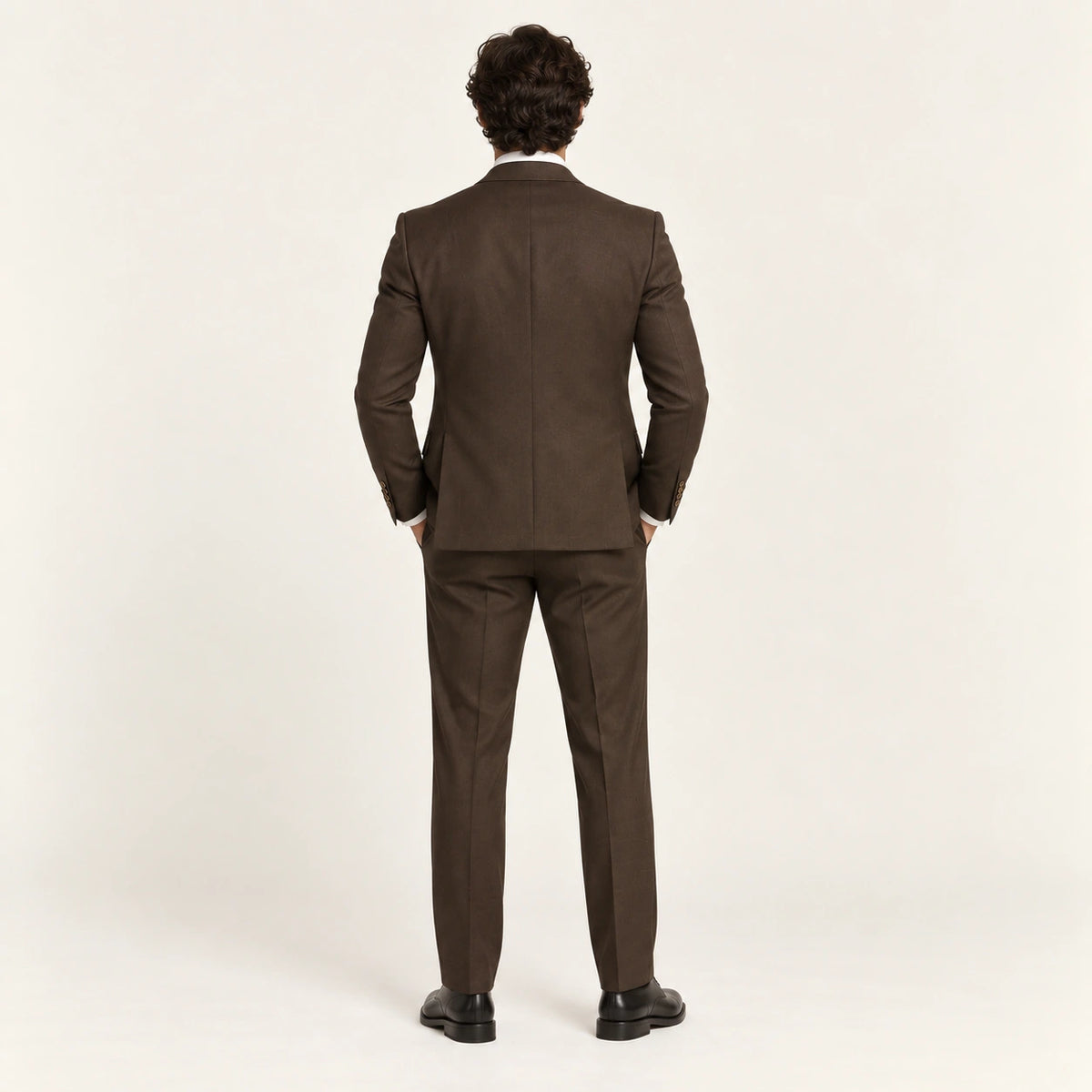 Costume trois pièces classique Marron — vue dos, mannequin ivaree-model-diversite-04, studio IVAREE