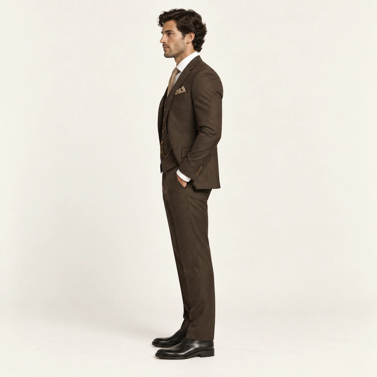 Costume trois pièces classique Marron — vue profil, mannequin ivaree-model-diversite-04, studio IVAREE