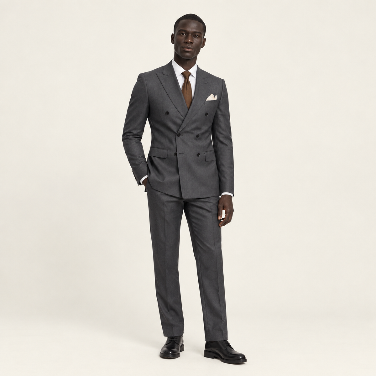 Costume croisé Gris foncé — mannequin ivaree-model-diversite-01, studio IVAREE