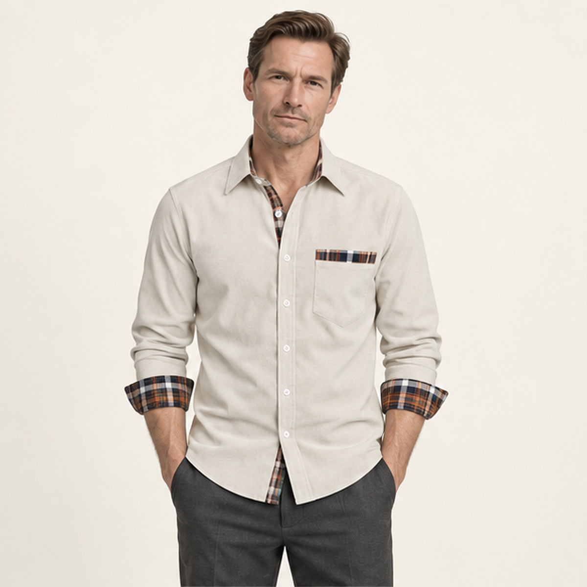 Chemise en velours côtelé à doublure carreaux Blanc crème portée — IVAREE