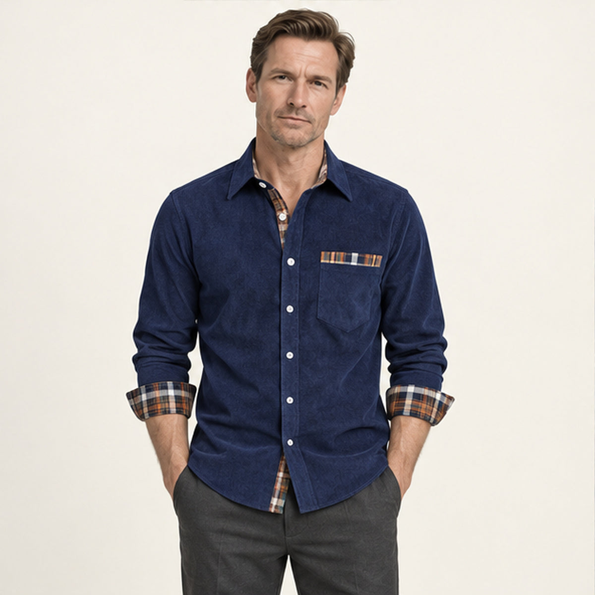 Chemise en velours côtelé à doublure carreaux Bleu marine portée — IVAREE