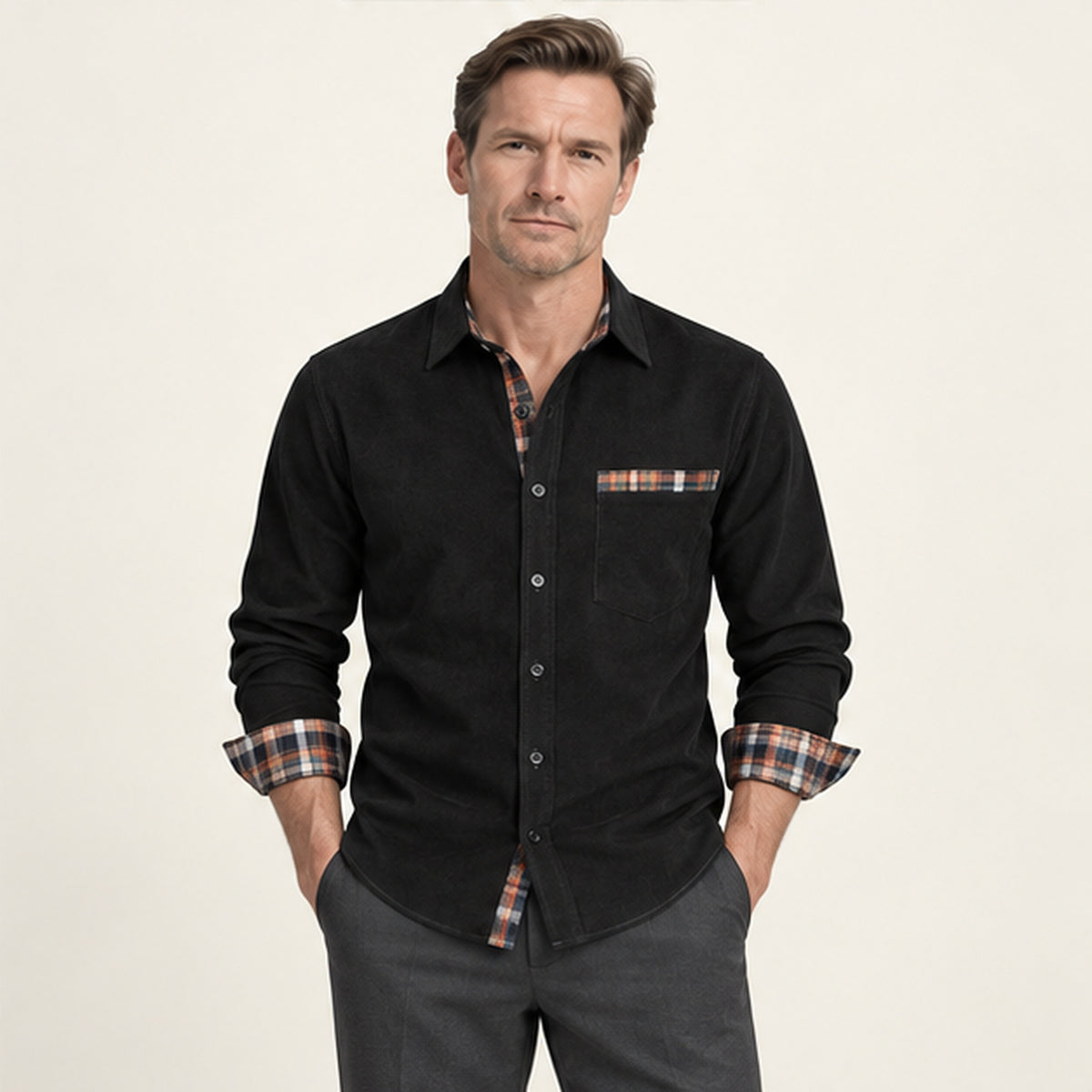 Chemise en velours côtelé à doublure carreaux Noir portée — IVAREE