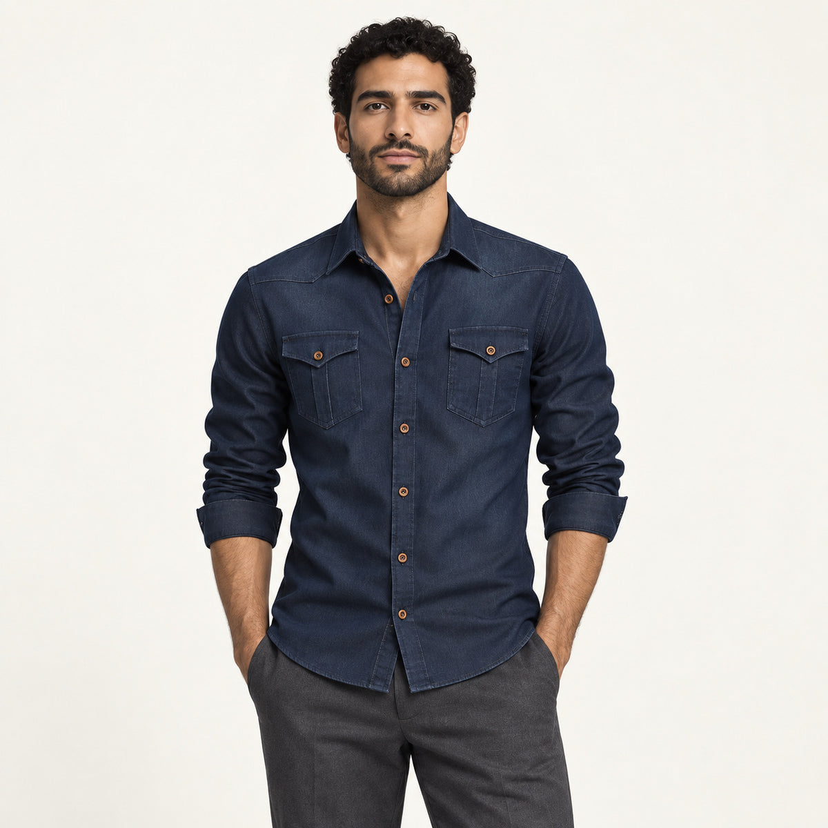 Chemise en jean Bleu marine portée — IVAREE