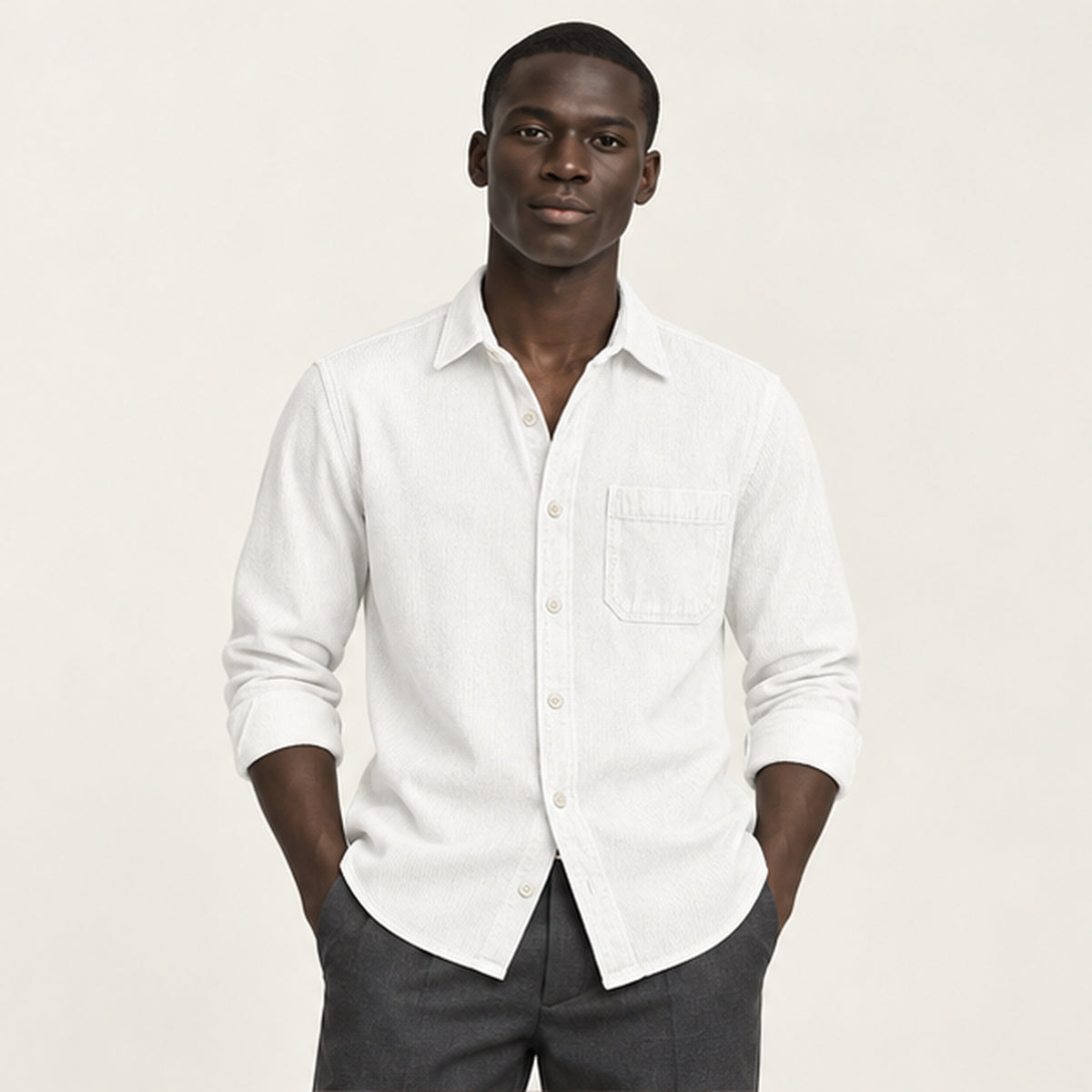 Chemise en velours côtelé Blanc portée — IVAREE