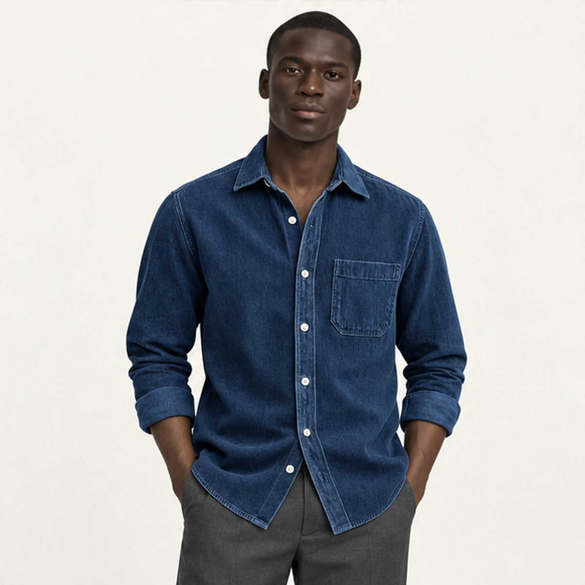 Chemise en velours côtelé Bleu foncé portée — IVAREE