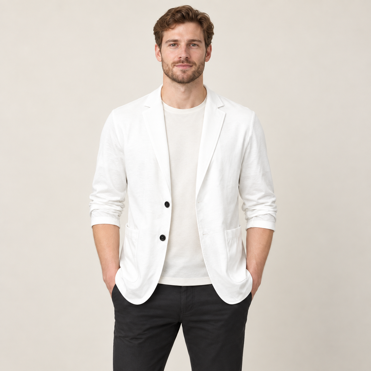 Blazer en maille col cranté blanc porté par un mannequin IVAREE, vue de face