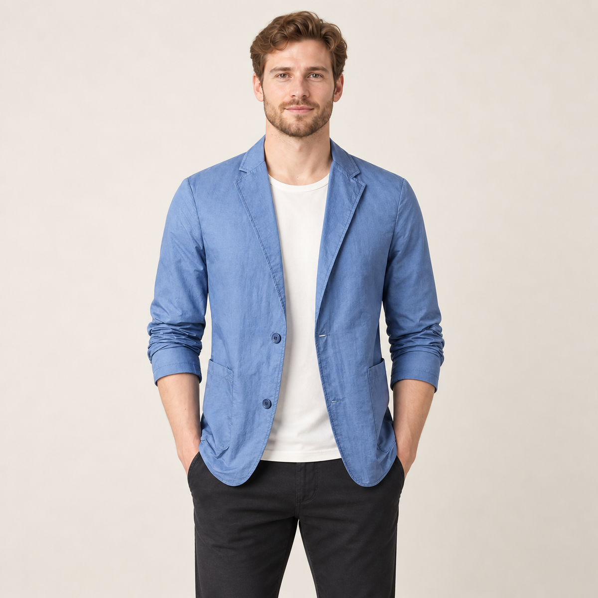 Blazer en maille col cranté bleu porté par un mannequin IVAREE, vue de face