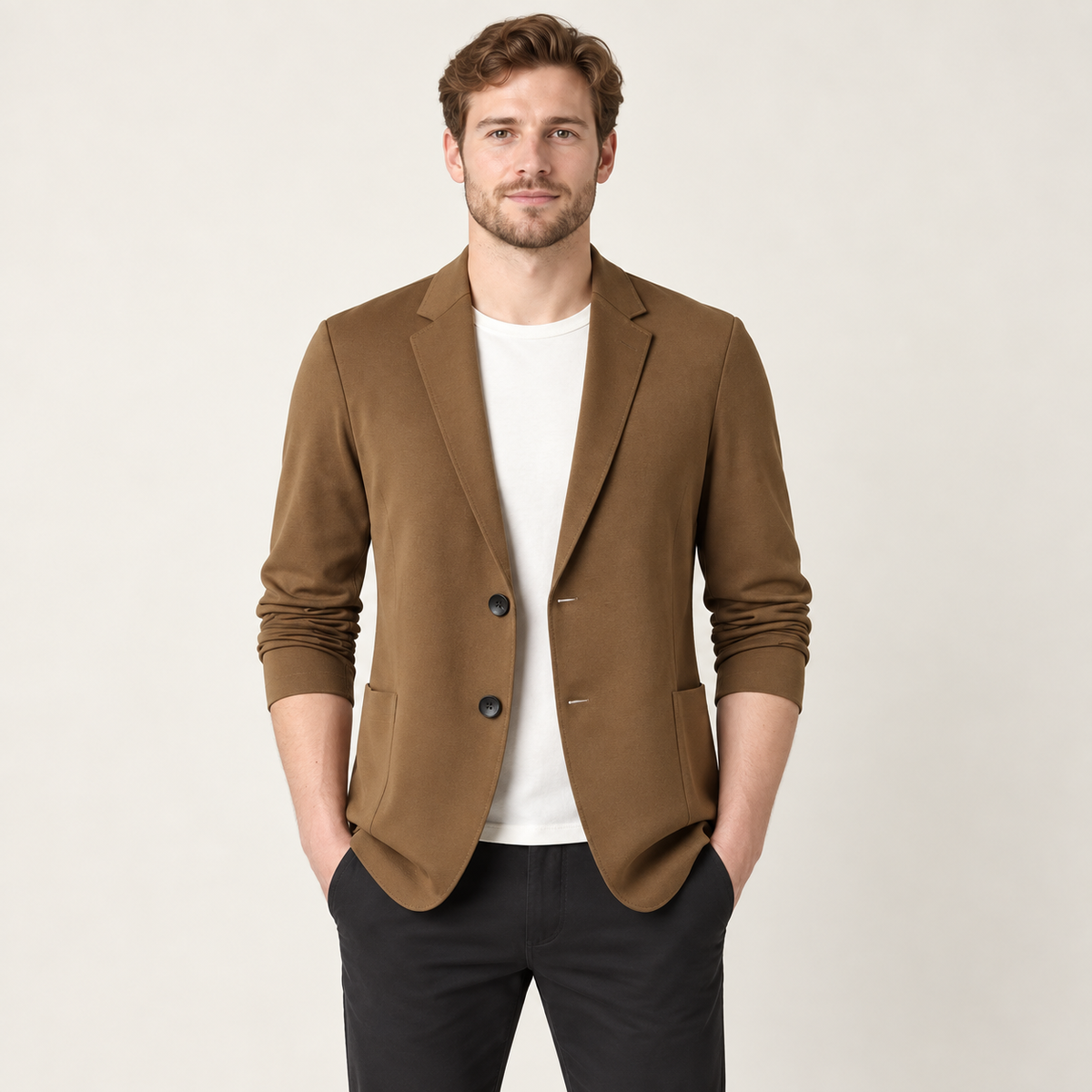 Blazer en maille col cranté café porté par un mannequin IVAREE, vue de face