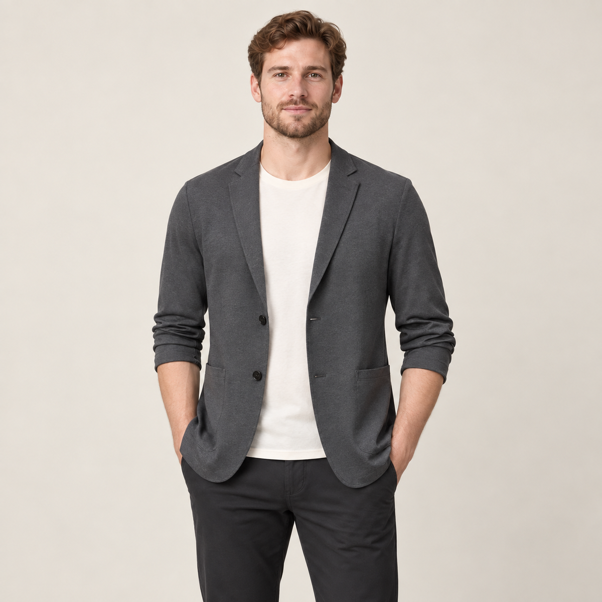 Blazer en maille col cranté gris foncé porté par un mannequin IVAREE, vue de face