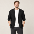 Blazer en maille col cranté noir porté par un mannequin IVAREE, vue de face