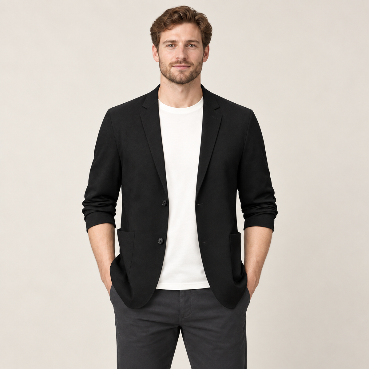 Blazer en maille col cranté noir porté par un mannequin IVAREE, vue de face