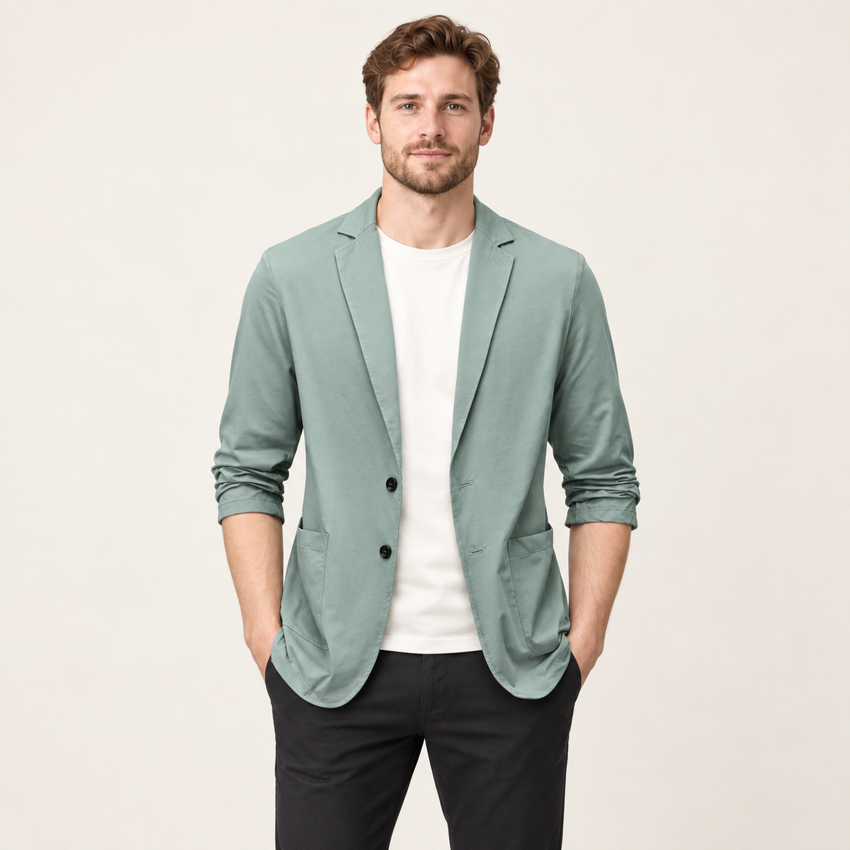 Blazer en maille col cranté vert porté par un mannequin IVAREE, vue de face