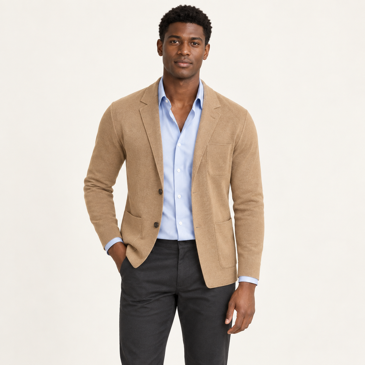 Blazer en maille à poches plaquées beige porté par un mannequin IVAREE, vue de face