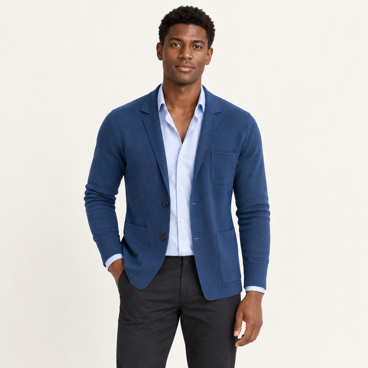 Blazer en maille à poches plaquées bleu porté par un mannequin IVAREE, vue de face