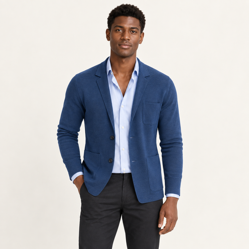 Blazer en maille à poches plaquées bleu porté par un mannequin IVAREE, vue de face