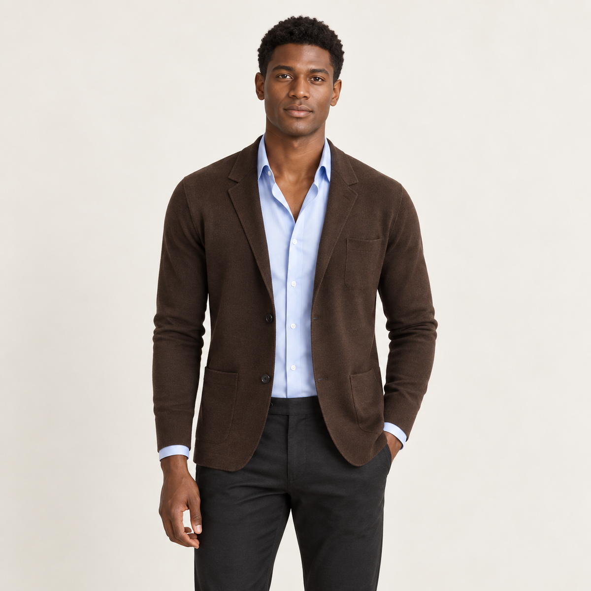 Blazer en maille à poches plaquées marron porté par un mannequin IVAREE, vue de face