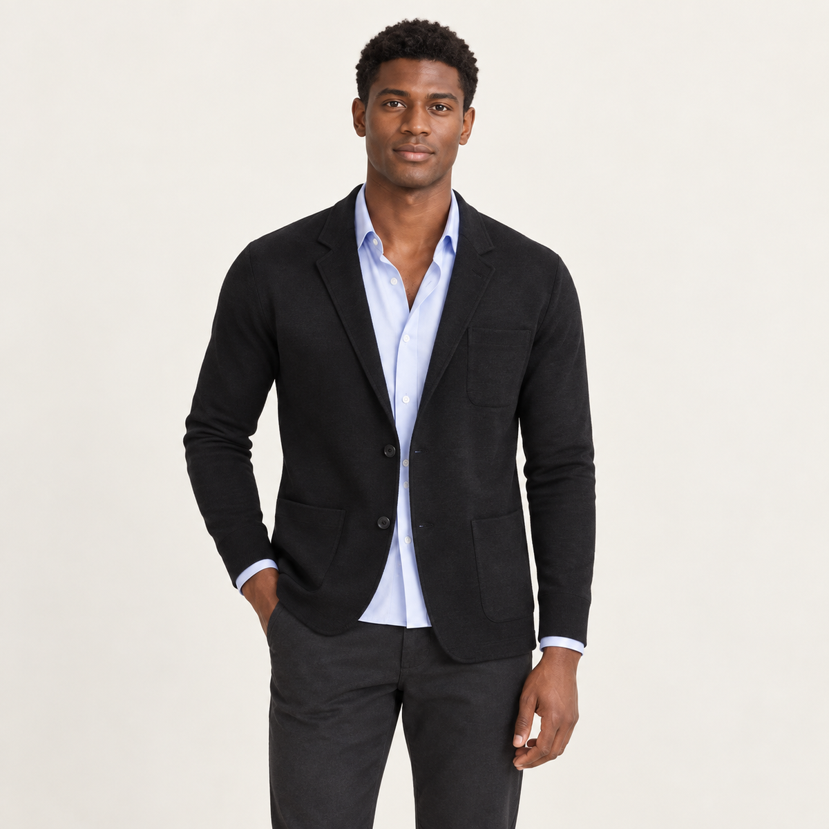 Blazer en maille à poches plaquées noir porté par un mannequin IVAREE, vue de face