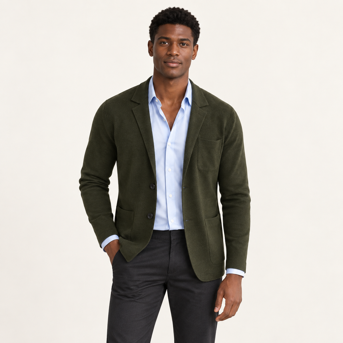 Blazer en maille à poches plaquées vert foncé porté par un mannequin IVAREE, vue de face
