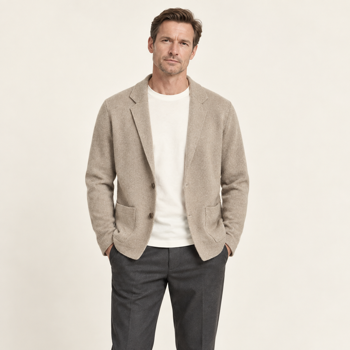 Blazer en maille à revers beige porté par un mannequin IVAREE, vue de face