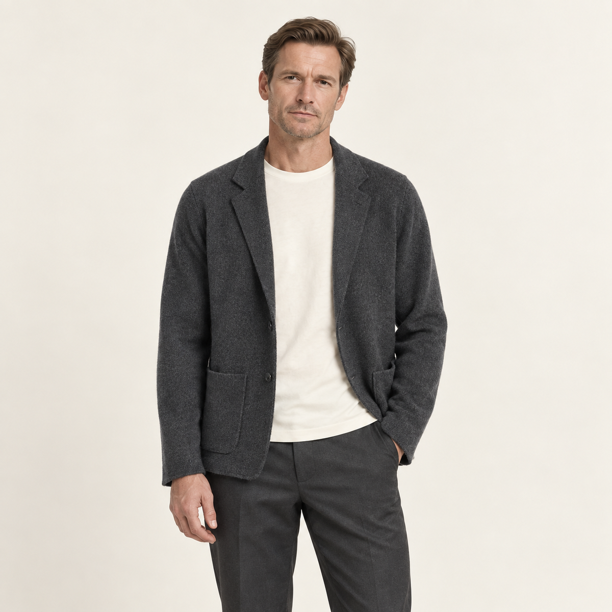 Blazer en maille à revers gris porté par un mannequin IVAREE, vue de face