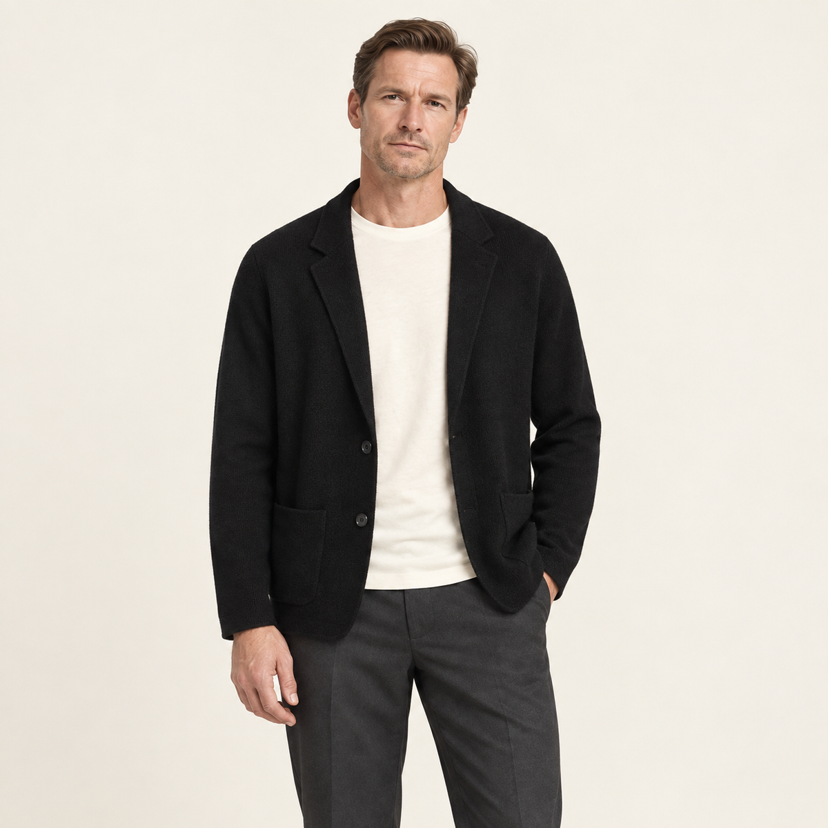 Blazer en maille à revers noir porté par un mannequin IVAREE, vue de face