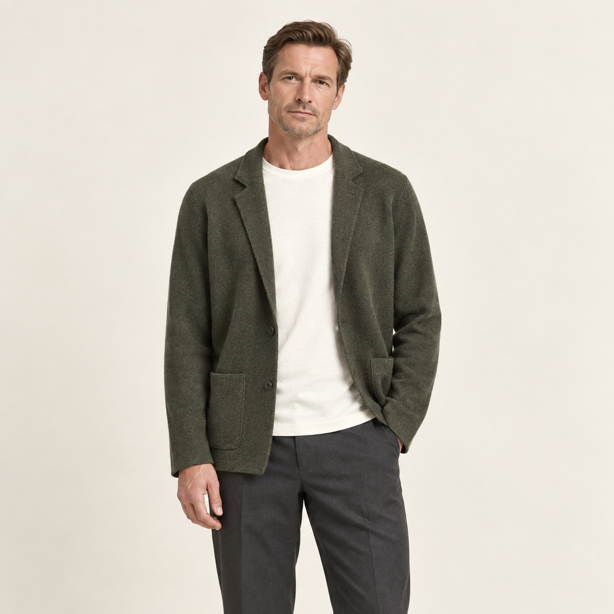 Blazer en maille à revers vert porté par un mannequin IVAREE, vue de face