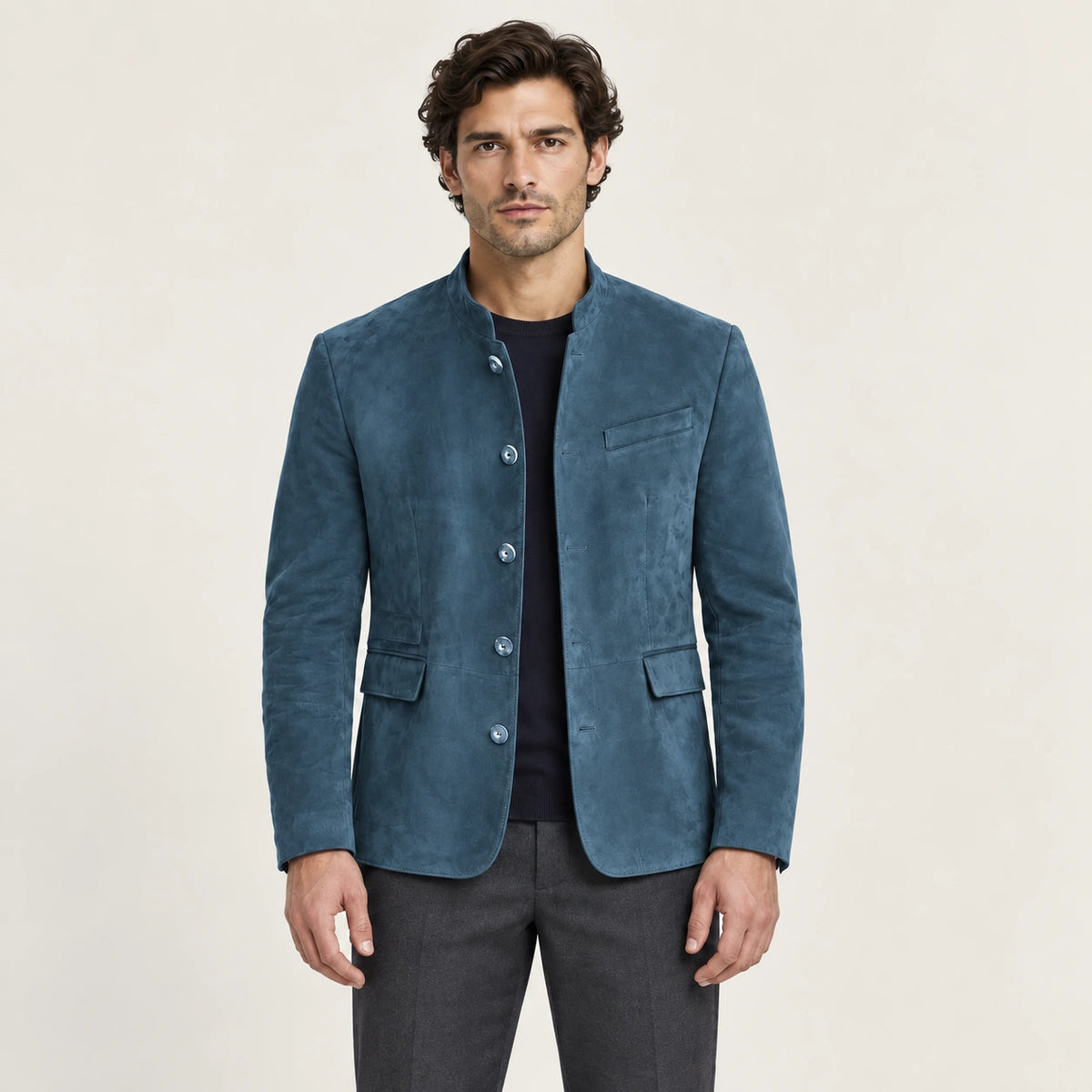 Veste en cuir bleu, vue de face dans le studio IVAREE