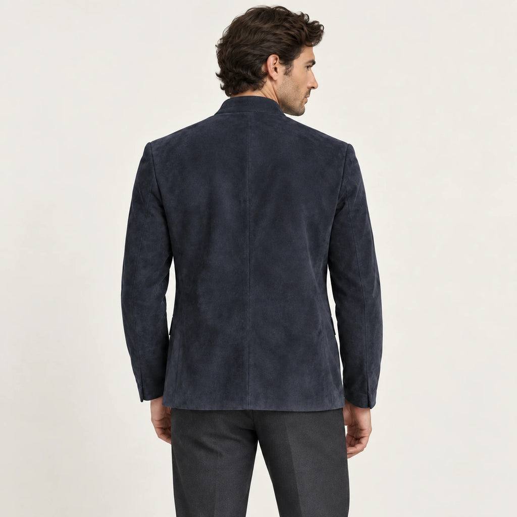 Veste en cuir bleu marine, vue de dos dans le studio IVAREE