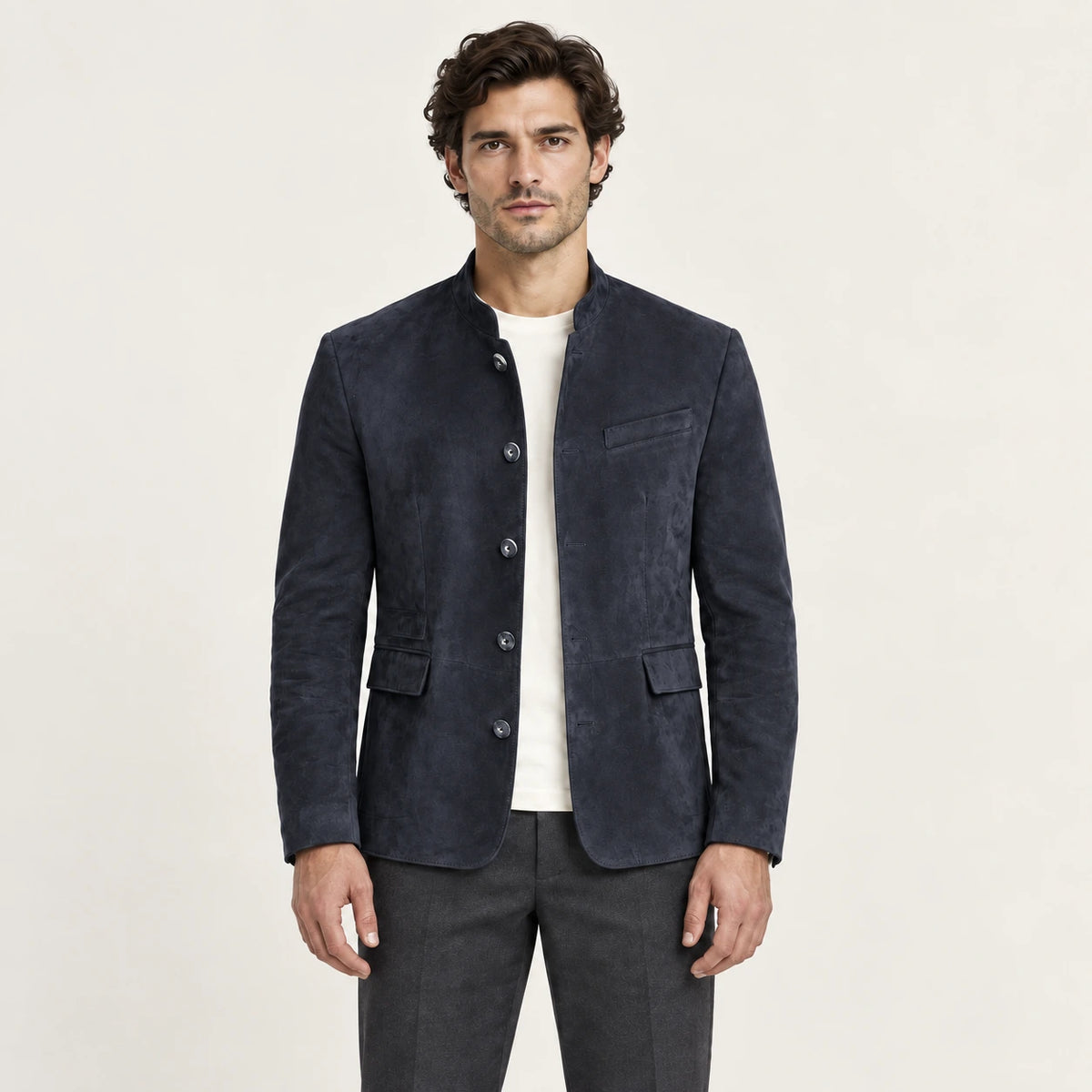 Veste en cuir bleu marine, vue de face dans le studio IVAREE