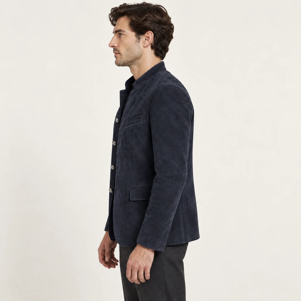 Veste en cuir bleu marine, vue de profil dans le studio IVAREE