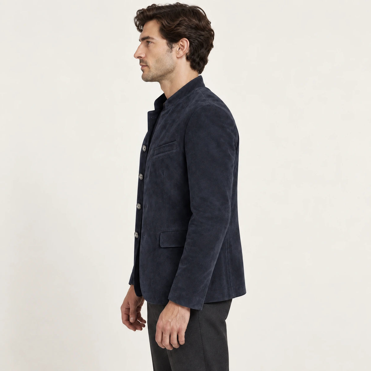 Veste en cuir bleu marine, vue de profil dans le studio IVAREE
