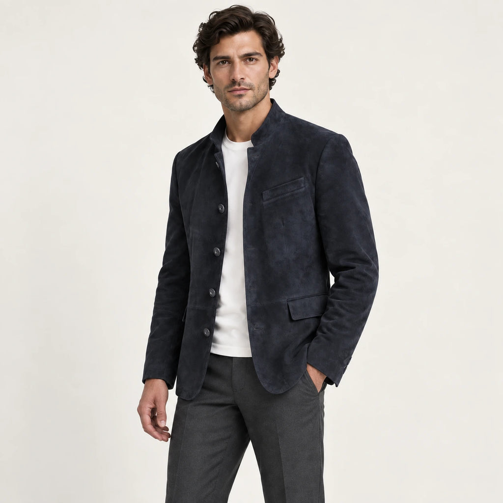 Veste en cuir bleu marine, vue trois-quarts dans le studio IVAREE
