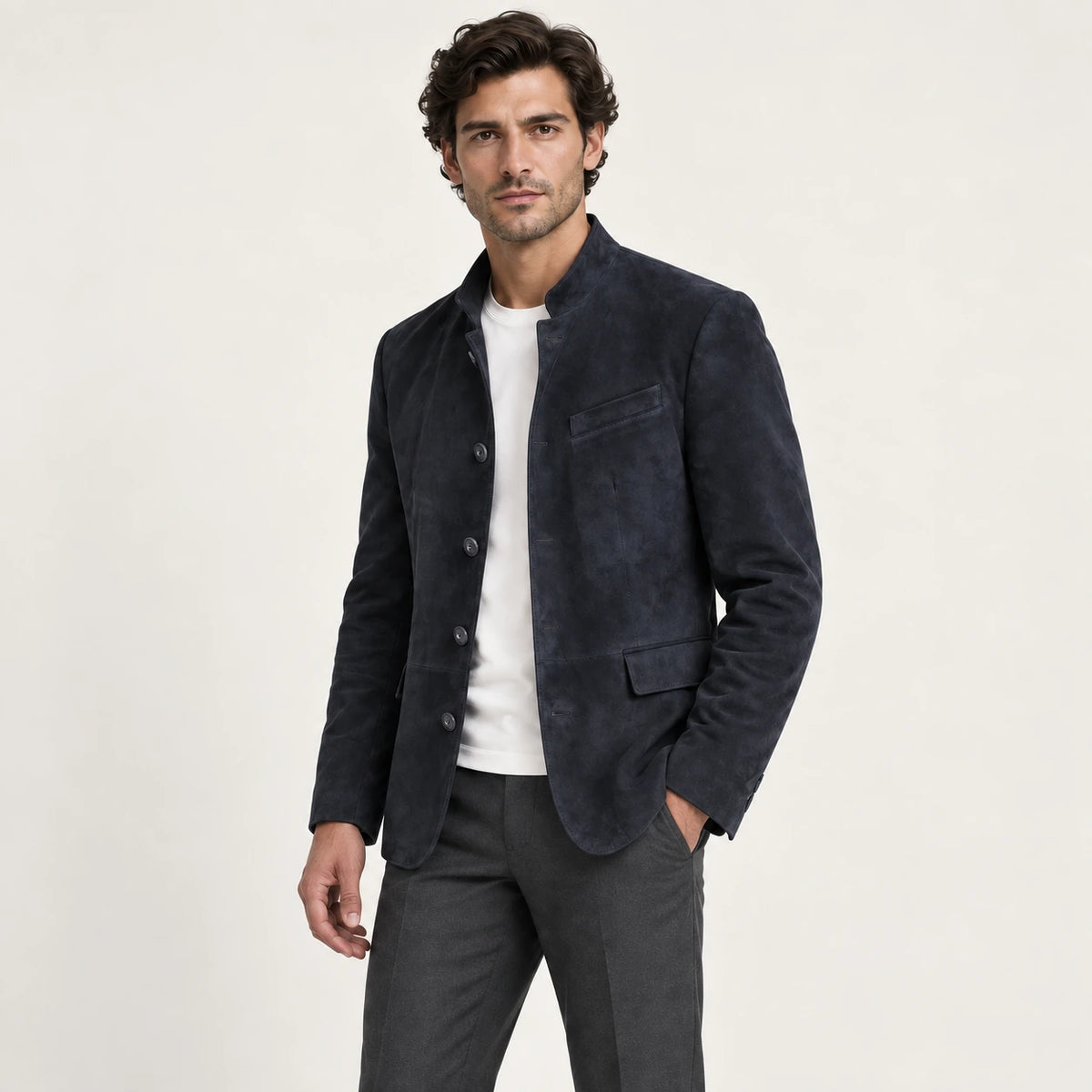 Veste en cuir bleu marine, vue trois-quarts dans le studio IVAREE