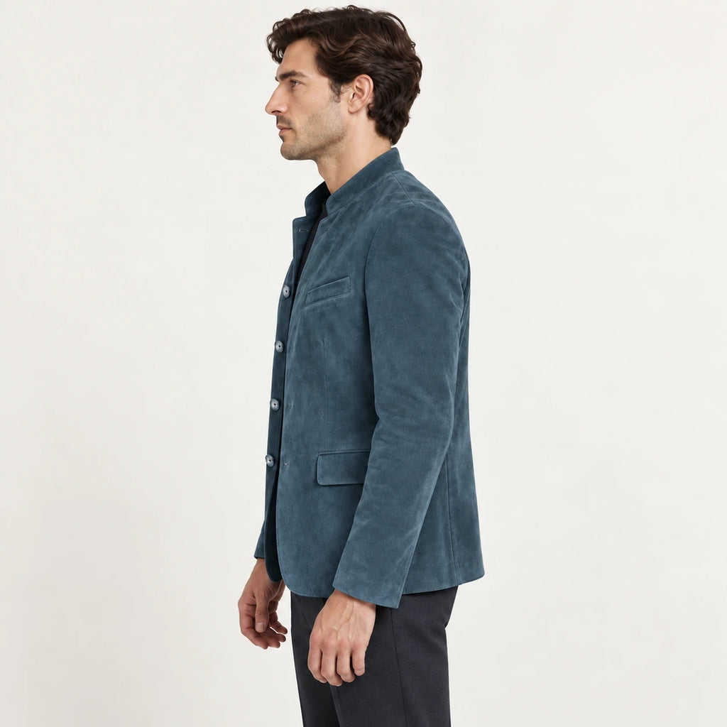 Veste en cuir bleu, vue de profil dans le studio IVAREE