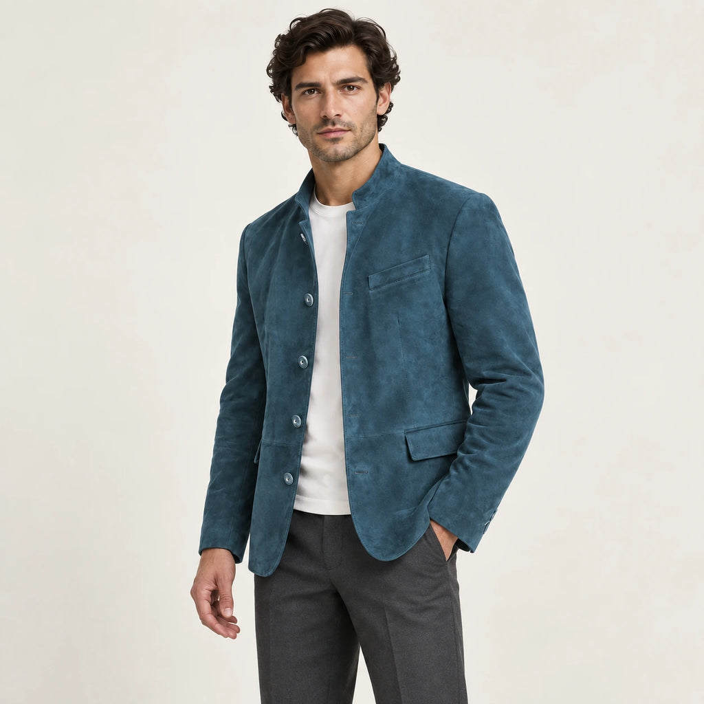 Veste en cuir bleu, vue trois-quarts dans le studio IVAREE