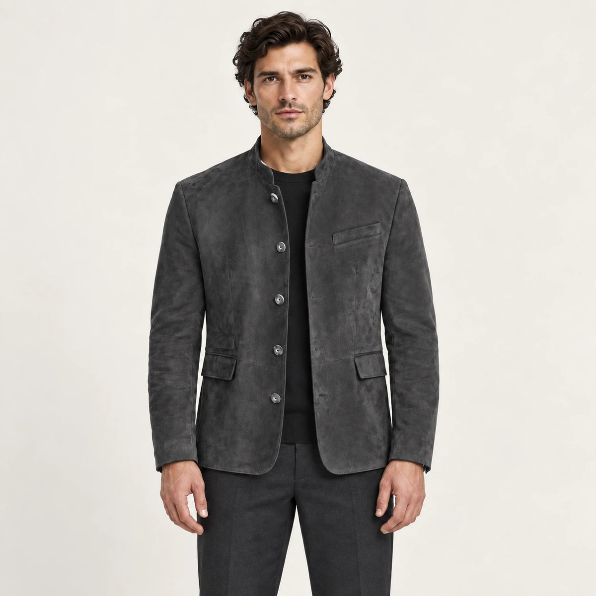 Veste en cuir gris, vue de face dans le studio IVAREE