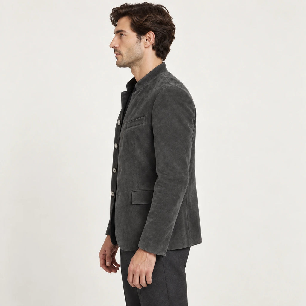 Veste en cuir gris, vue de profil dans le studio IVAREE