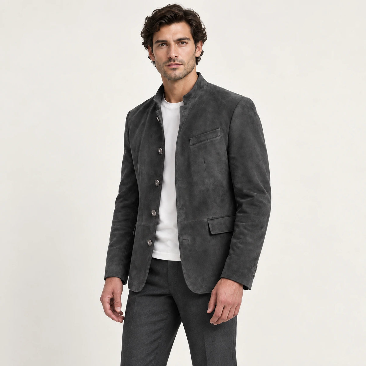 Veste en cuir gris, vue trois-quarts dans le studio IVAREE
